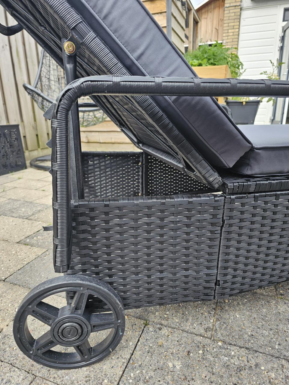 Groot stevig ligbed ligstoel