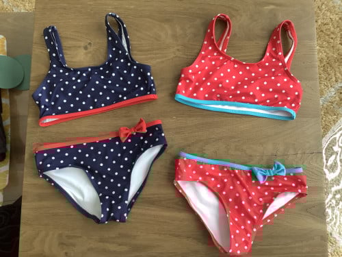 2x meisjes bikini 128-134