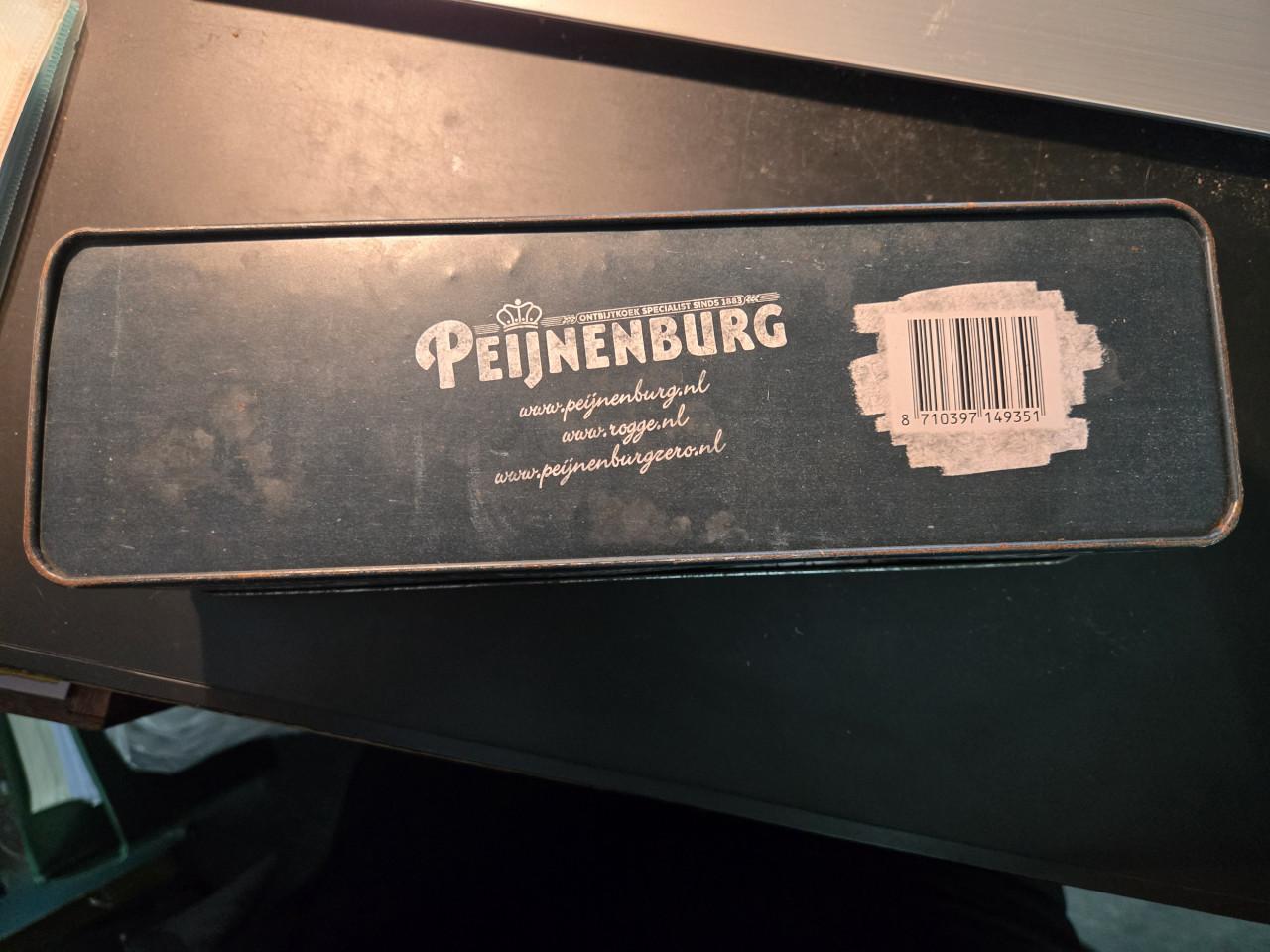 Peijnenburg ontbijtkoekblik met een kenmerkend zwart krijtbordontwerp