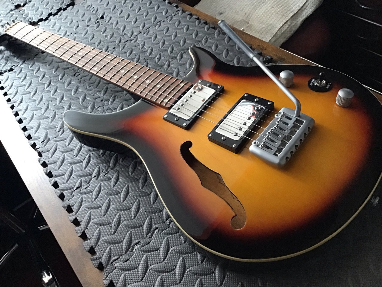 Pasadena Resonater / semi-hollow