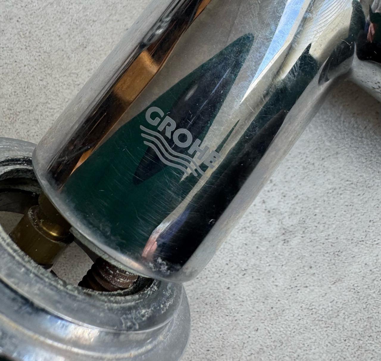 2 Gröhe wstafelkranen en 1 douchekraan en badhanddoek ophangring