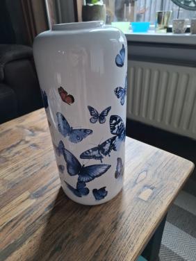 Delfsblauwe vaas met vlinders