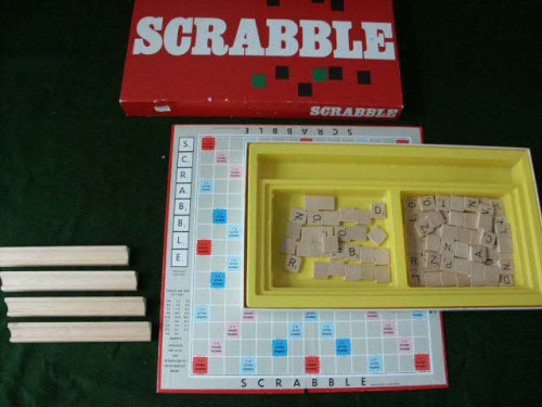 Scrabble spel in de rode doos