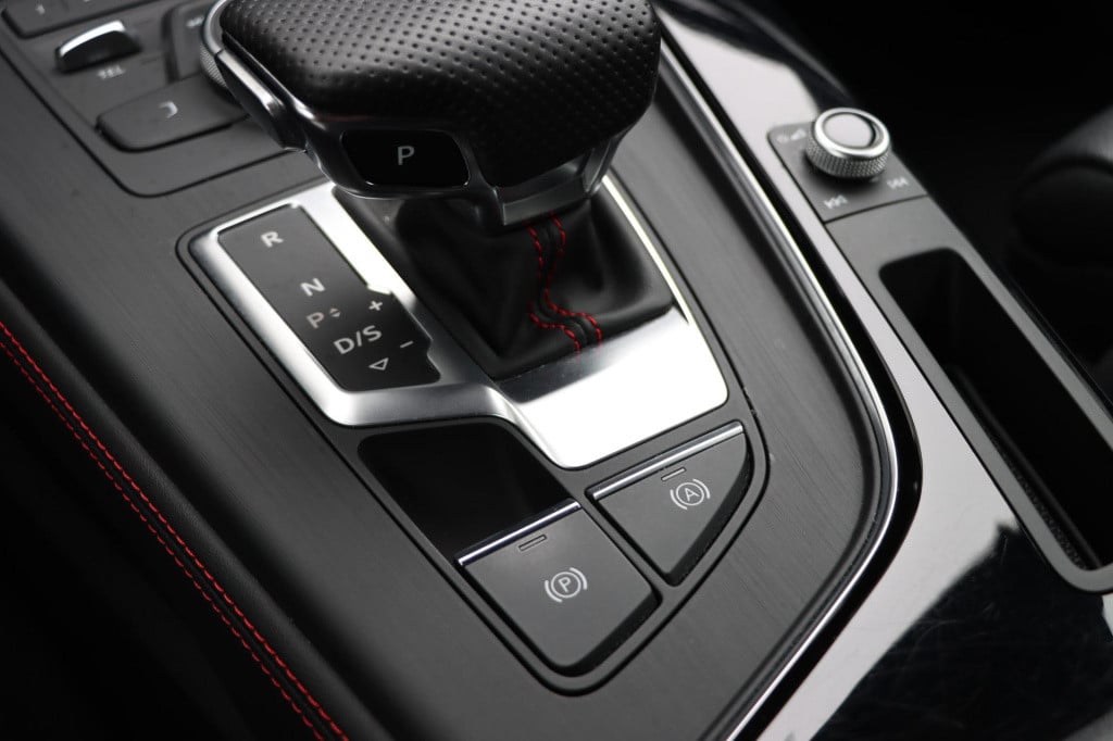 Audi A4 avant 35 tfsi s line black edition 150pk s-tronic