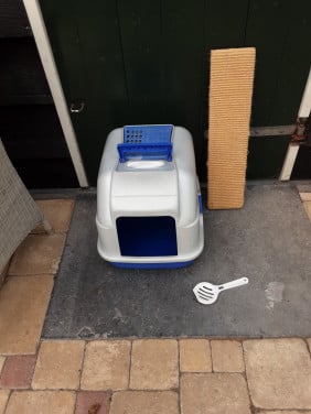 Kattenbak met schepje en krabplankje