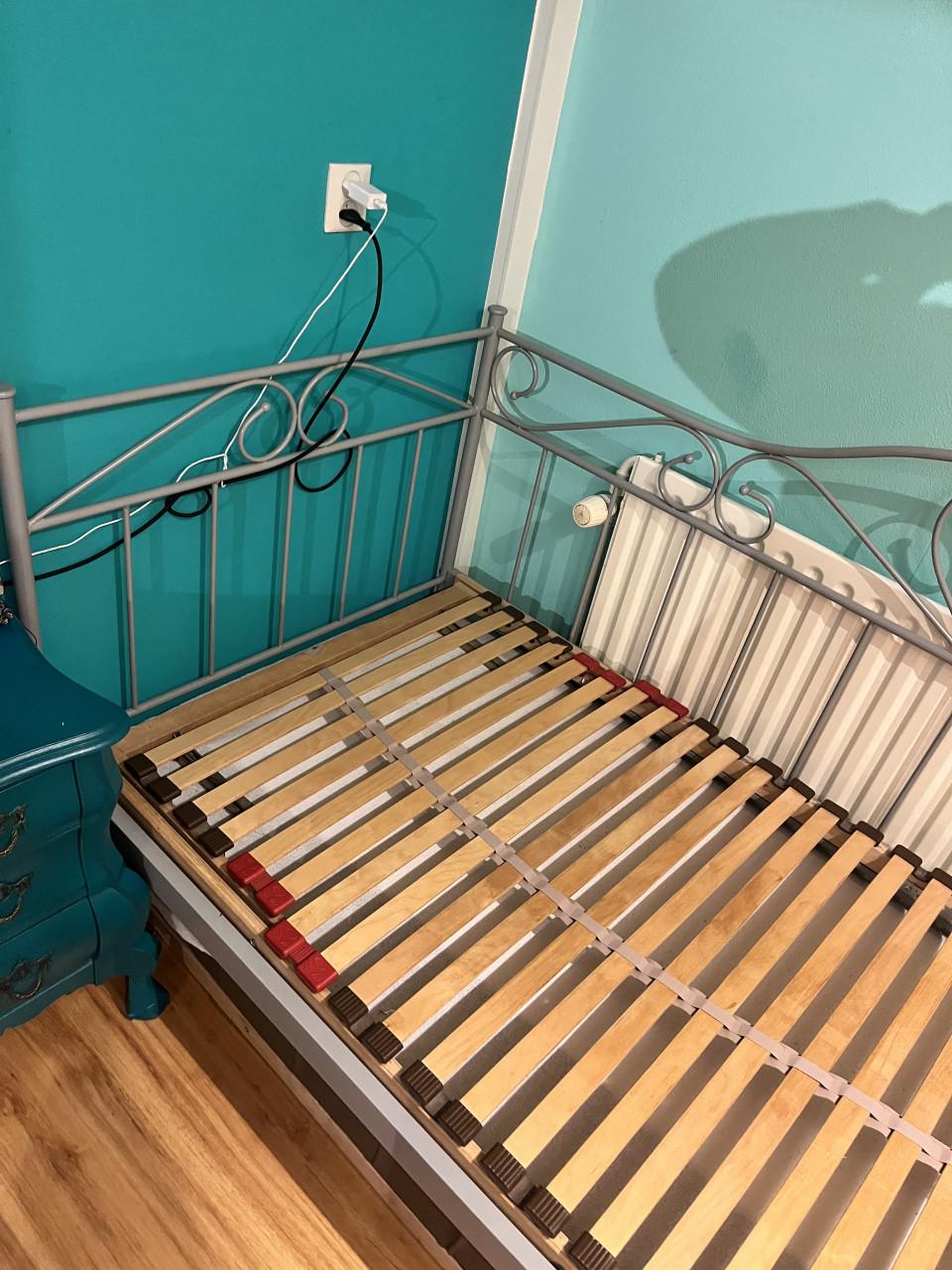 Metalen bed met verstelbare lattenbodem