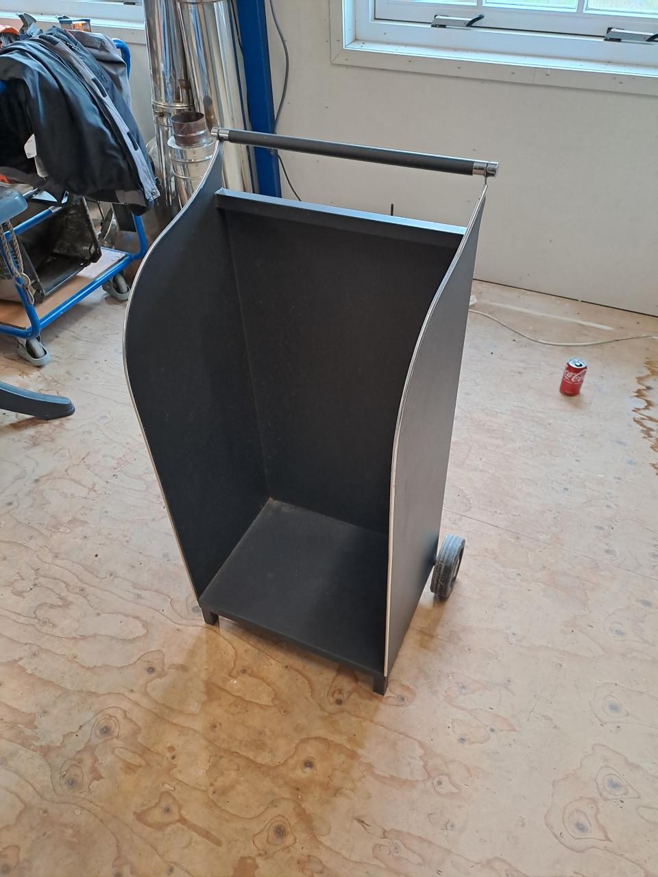 Haardhoutbak met wielen