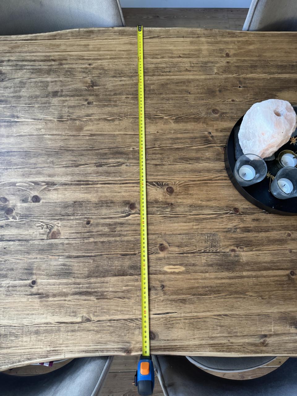 Robuuste eettafel met metalen poot