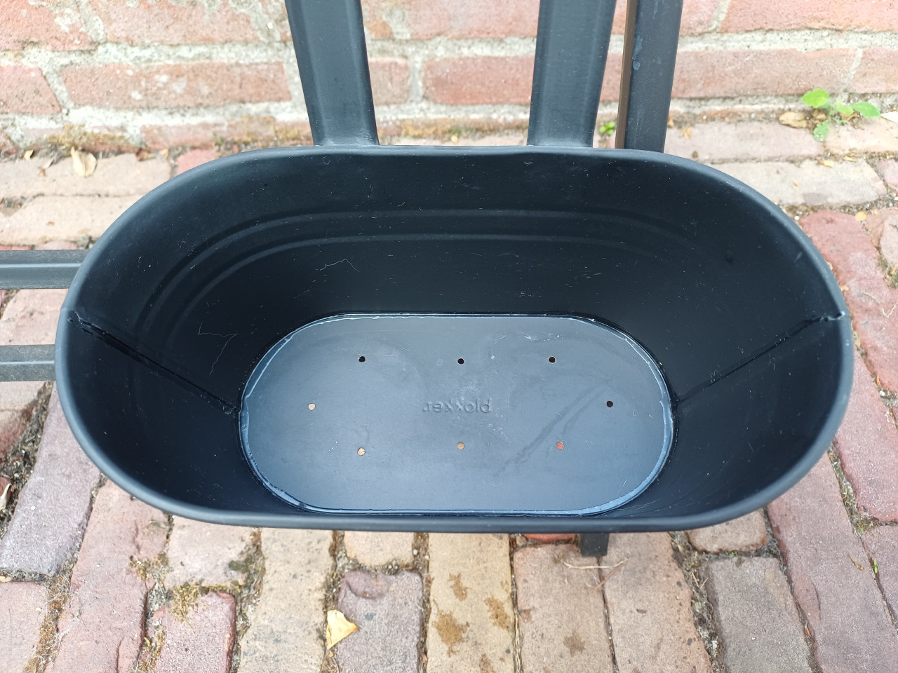 3 zwarte, metalen (ovale) HANG BLOEMBAKKEN met VIOLEN + REK