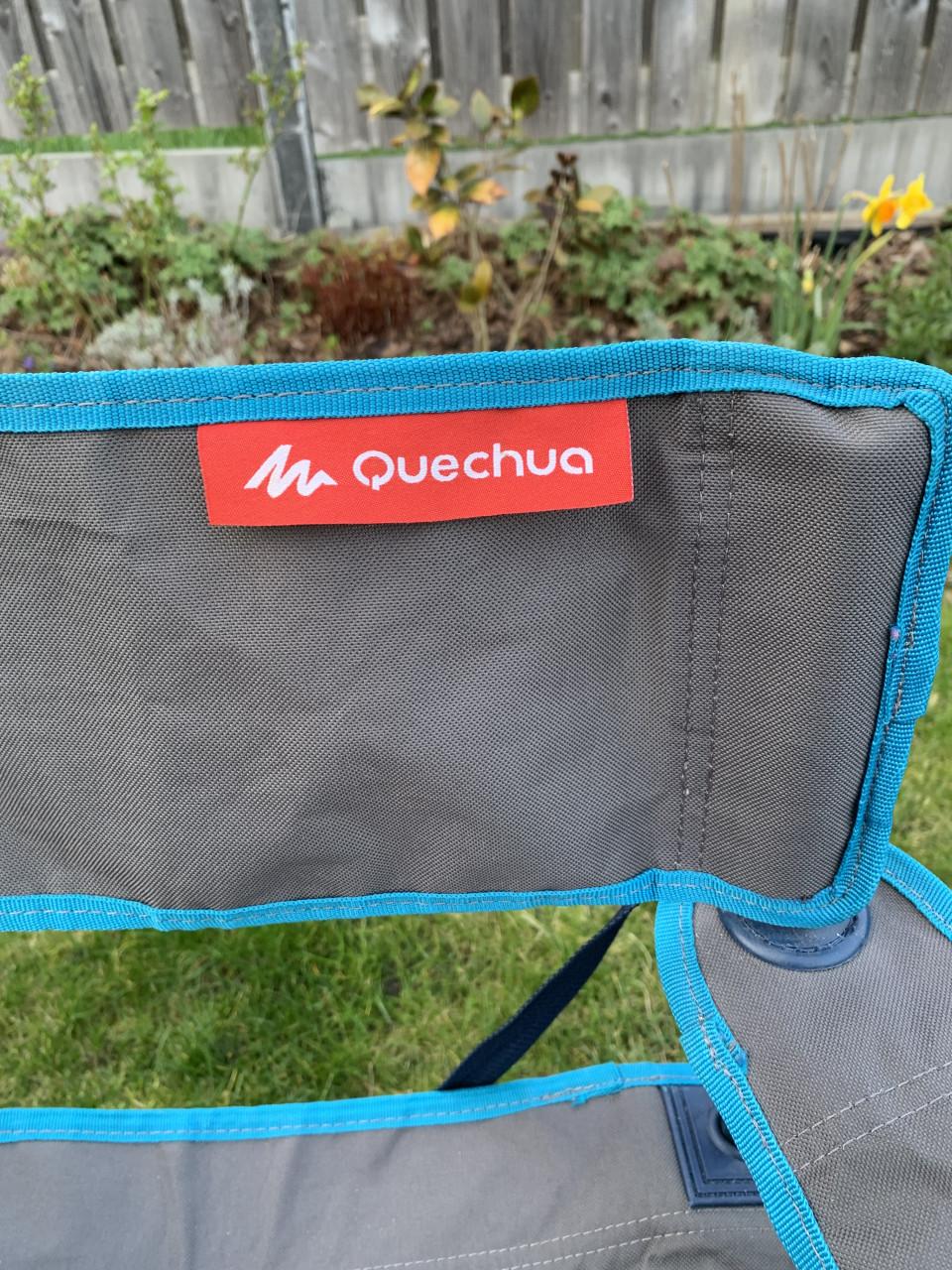 Twee Quechua campingstoelen met bekerhouders en een bijpassend krukje.