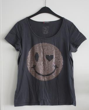 Grijs tshirt met smiliy print maat 42