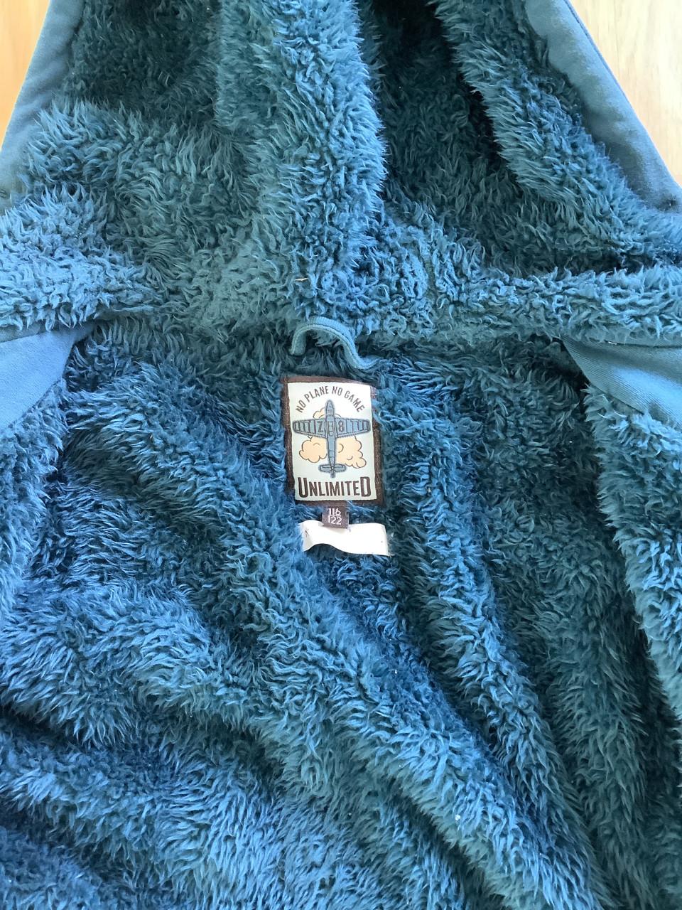 2x borgvesten Z8, jongen maat 116/122, € 25,00 per stuk