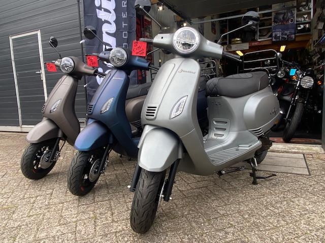 Direct leverbaar nieuwe Santini Capri Vespa scooters actie  1729 klaar