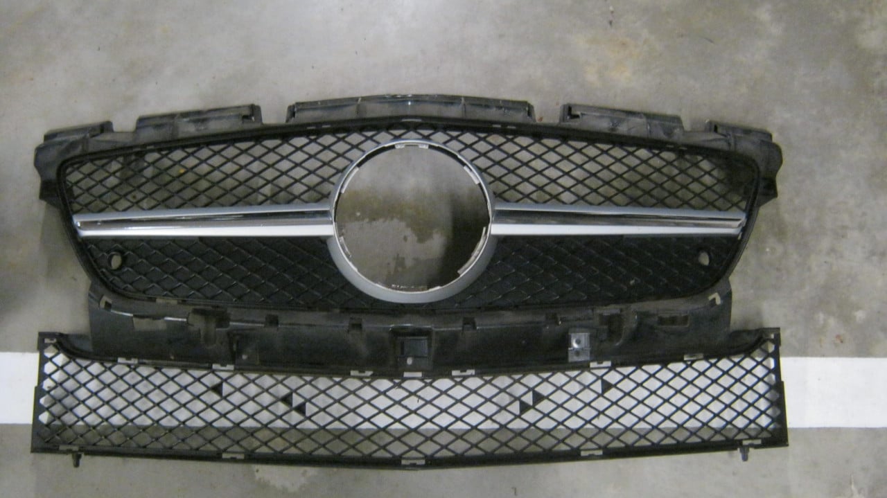 Te koop mercedes gril 2 x voor gla en slk mogen allebij weg voor 50 euro