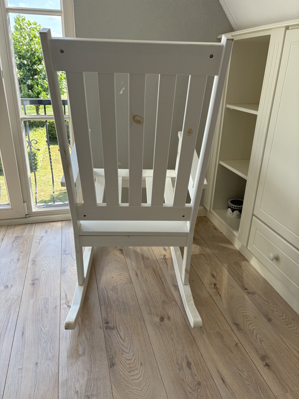 Witte schommelstoel