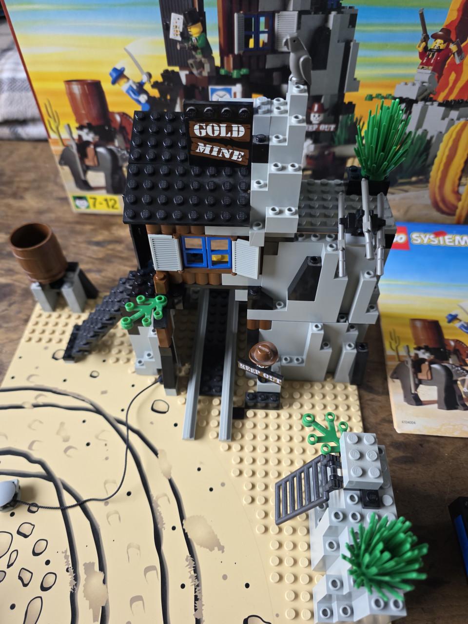 Lego  western  bandit secret hide