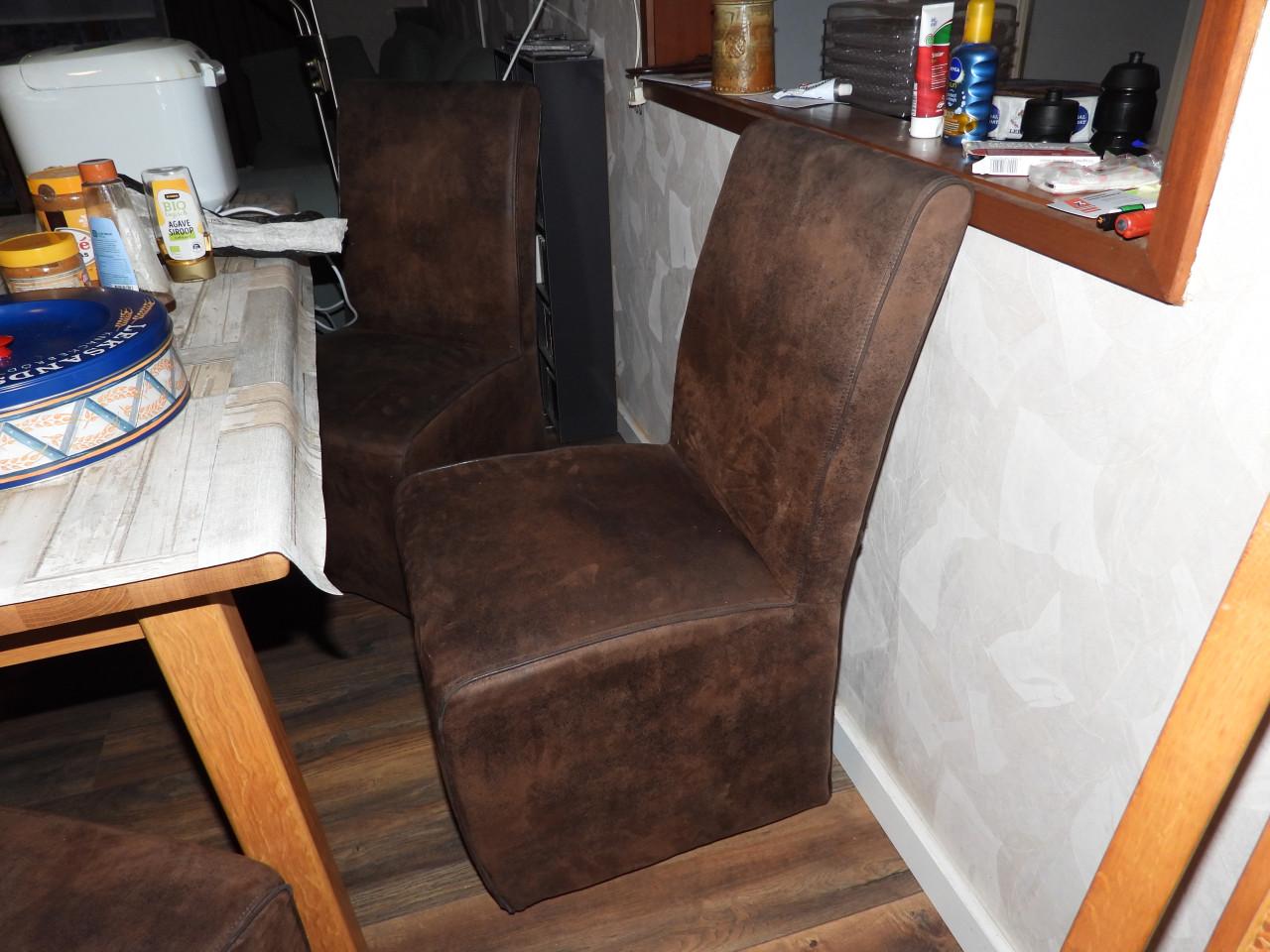 Gratis 6 eetkamerstoelen op wieltjes