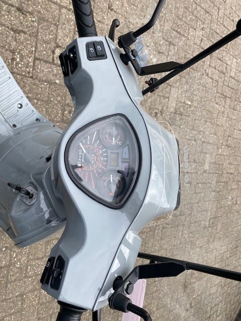 Schitterende btc gts agm vespa look nardo grey euro 5 injectie nu 1199 euro