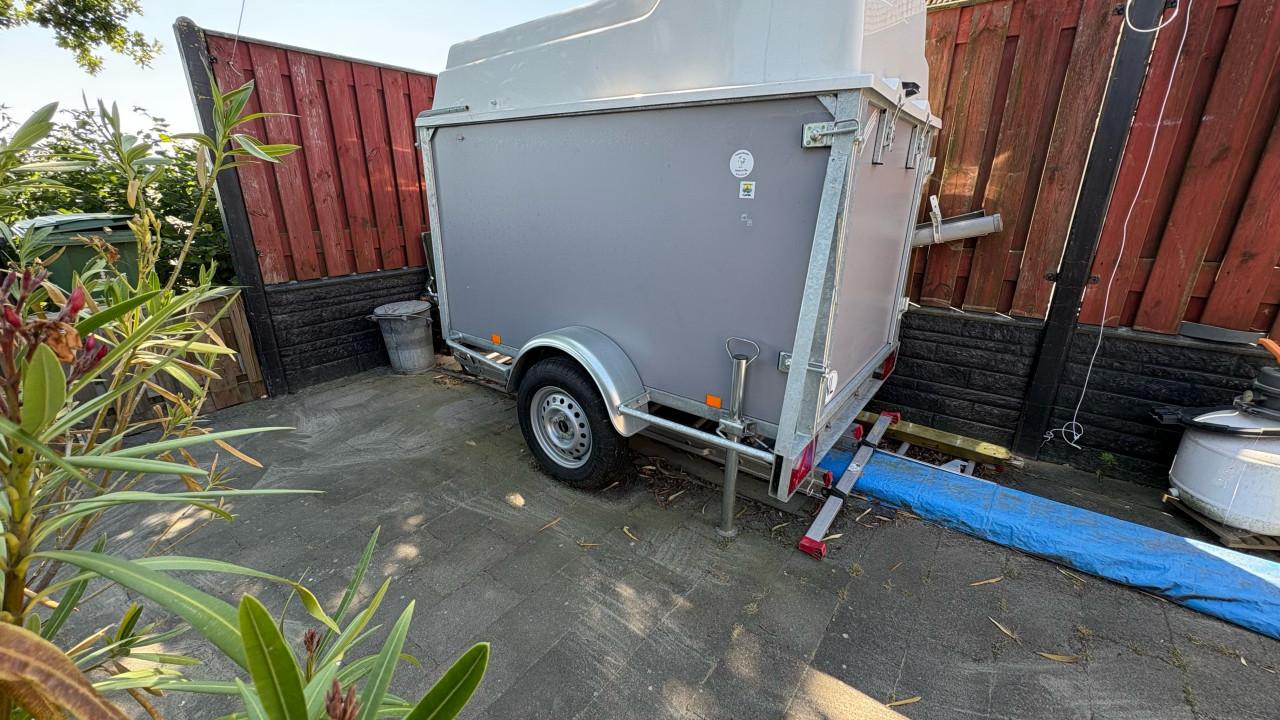Compacte geloten aanhangwagen met deksel