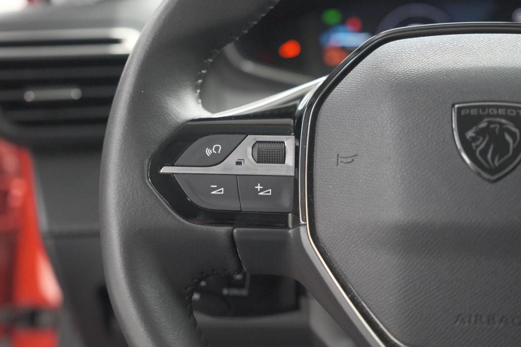 Peugeot 208 puretech 100 allure | camera | navigatie | parkeersensoren | ap