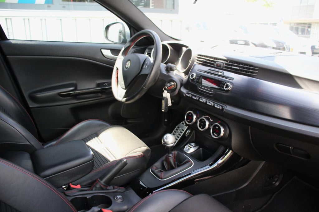 Alfa Romeo Giulietta 1.4 t turbo turismo - leder - cruise - clima - stoel v