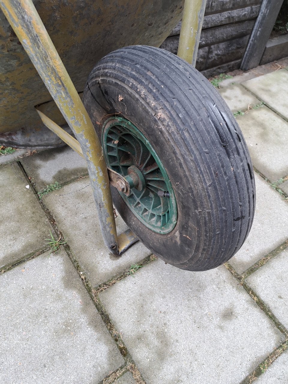 In goede staat zijnde kruiwagen.
