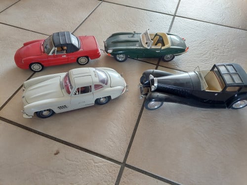 Te koop 4 nieuwe modelauto's