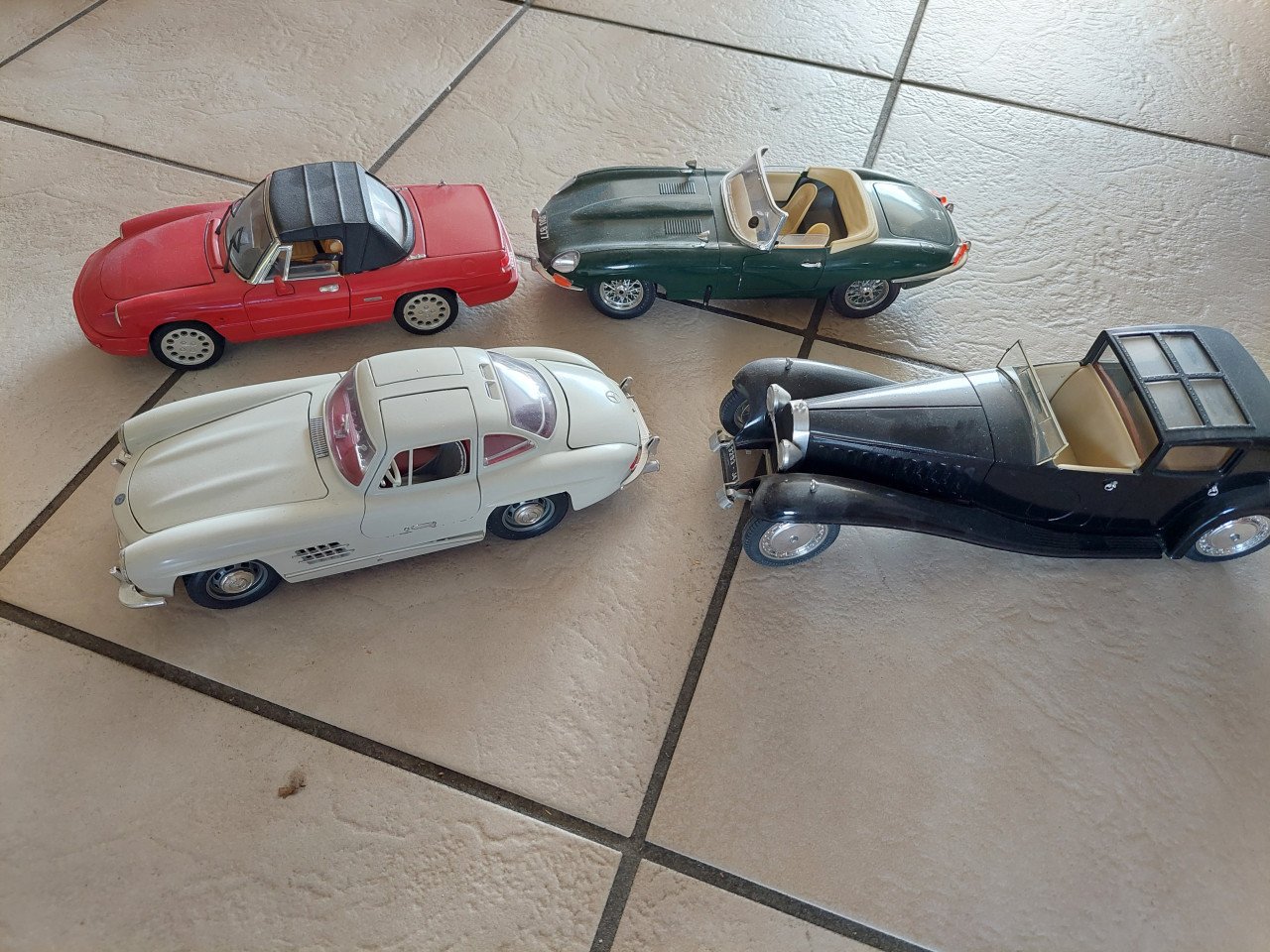 Te koop 4 nieuwe modelauto's