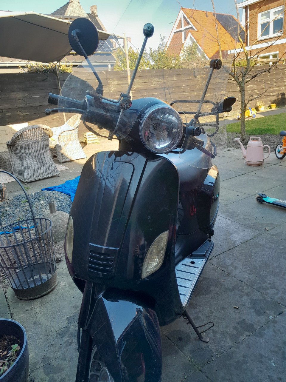 Zwarte Scooter TURBHO.