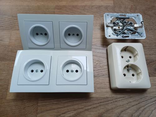 Twee dubbele inbouw wcd (wit) + 1 dubbele opbouw wcd (gebroken wit)