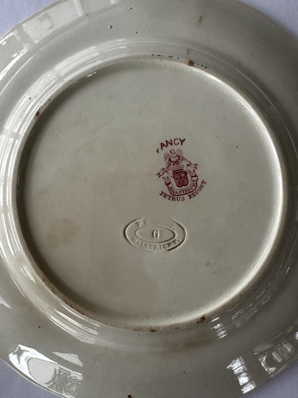 Diverse antieke borden en beeldjes