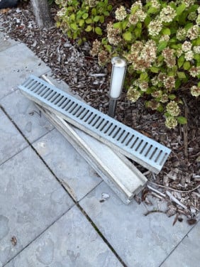 Afvoer goot voor in de tuin