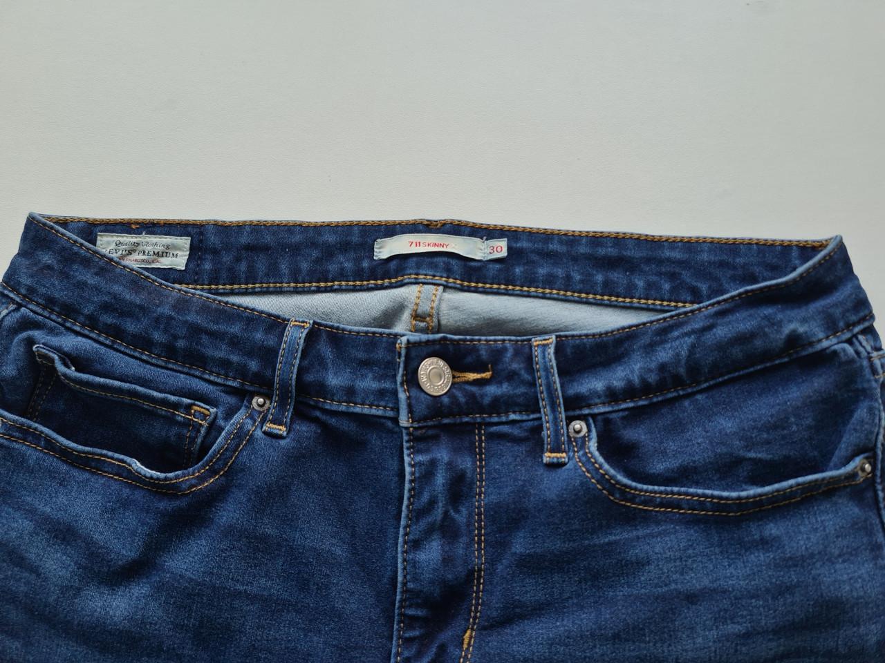 Mooie Levi's 711 Skinny jeans in een donkerblauwe wassing. W30 / L28