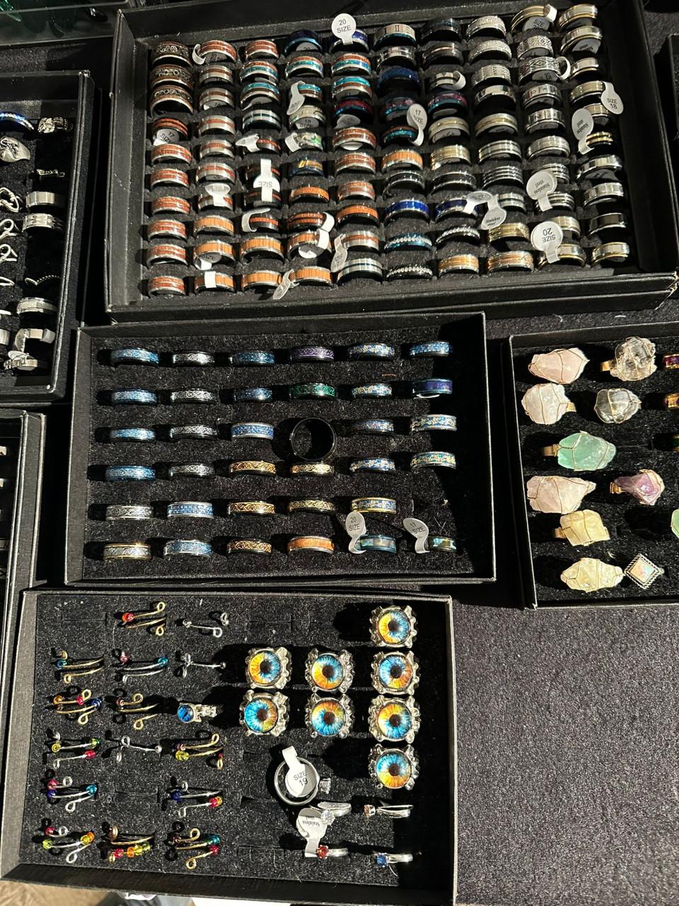 Partij sieraden te koop oa hangers, armbandjes, oorbellen en ringen