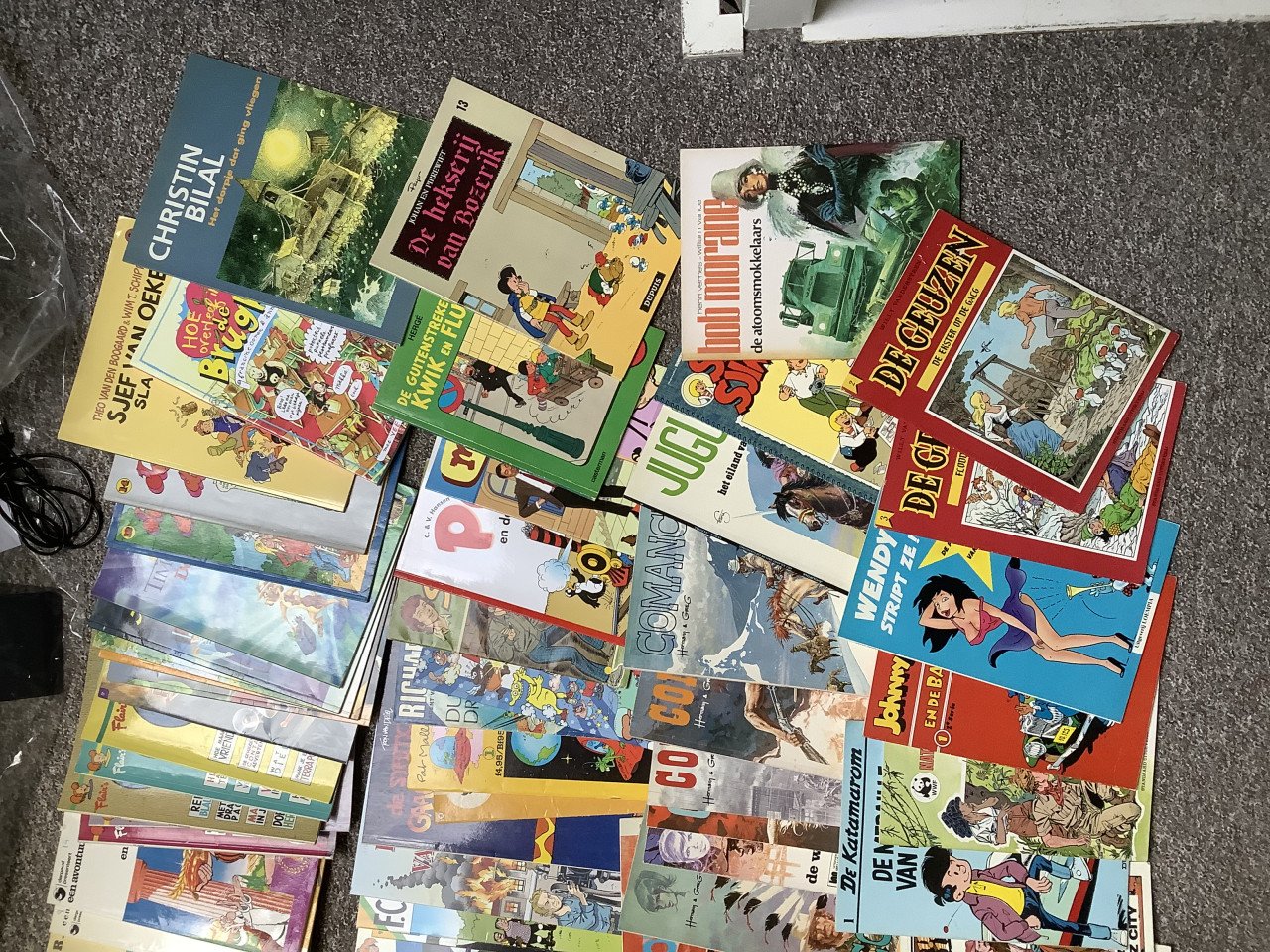 Stripboeken, stapel van bijna 100 strips van alles wat.