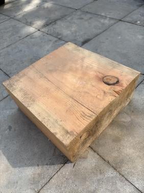 Af te halen: haardhout. Droog.