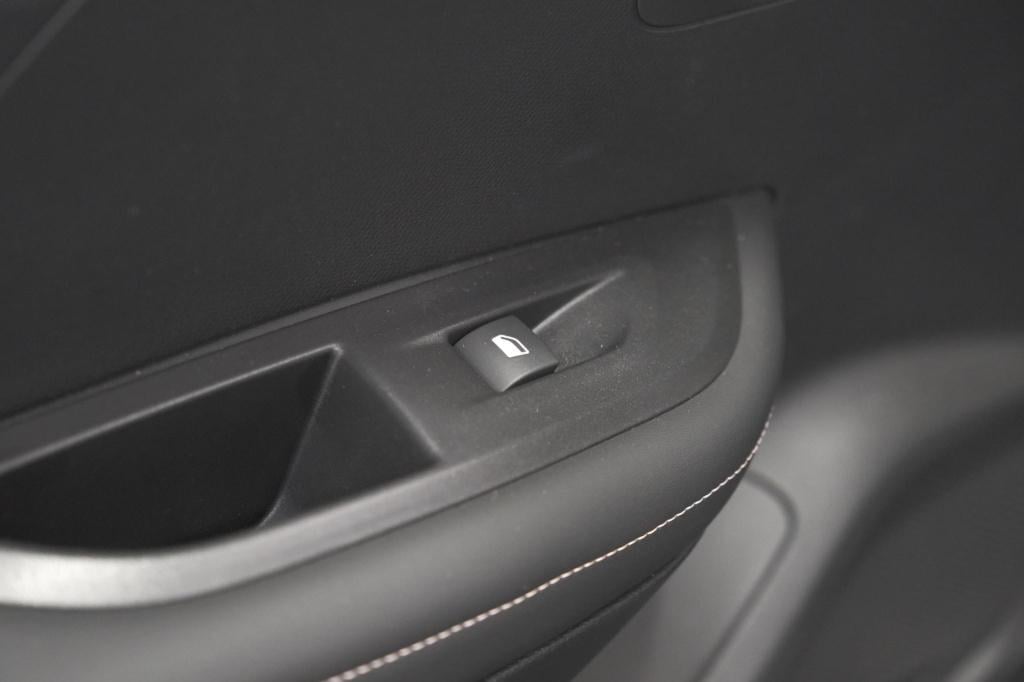 Peugeot 2008 puretech 100 allure | apple carplay | parkeersensoren | climat