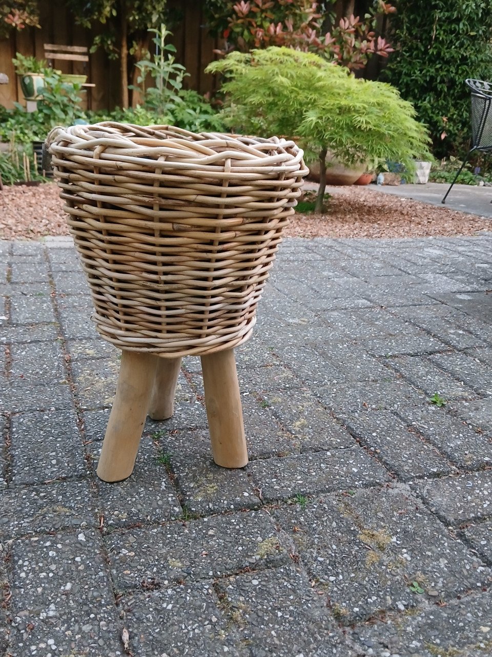 Rieten plantenbak op 3 pootjes