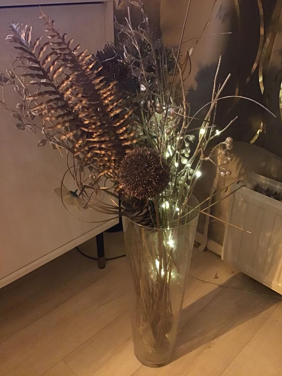 Vaas met takken en verlichting