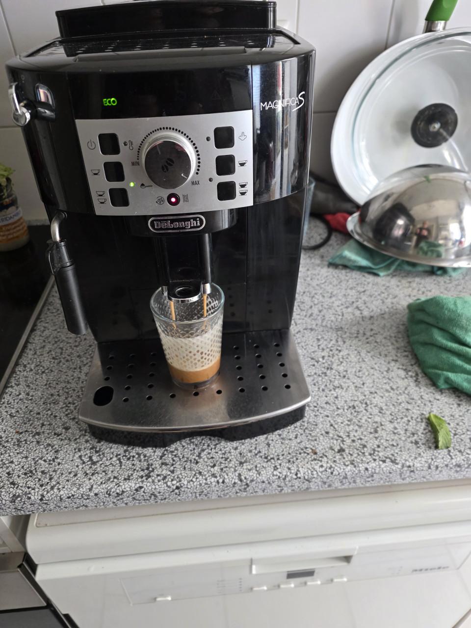 Te koop koffieapparaat in goede staat lekt kleinebijte