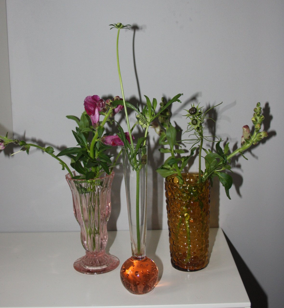 Verschillende design en vintage vaasjes en kandelaars