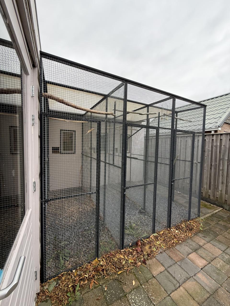 Volière met binnenlokken