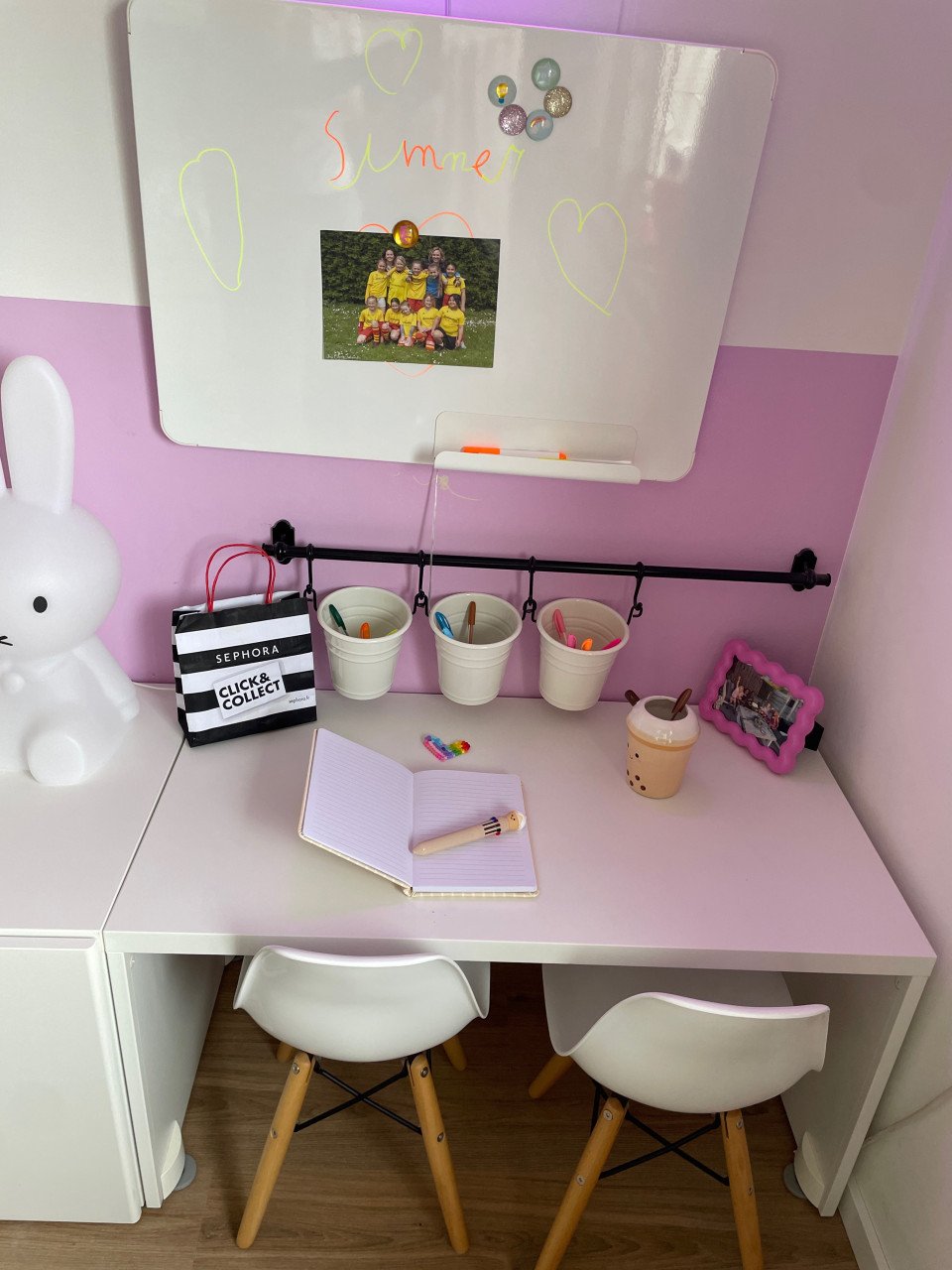 Bureau kinderkamer met stoeltjes en accessoires