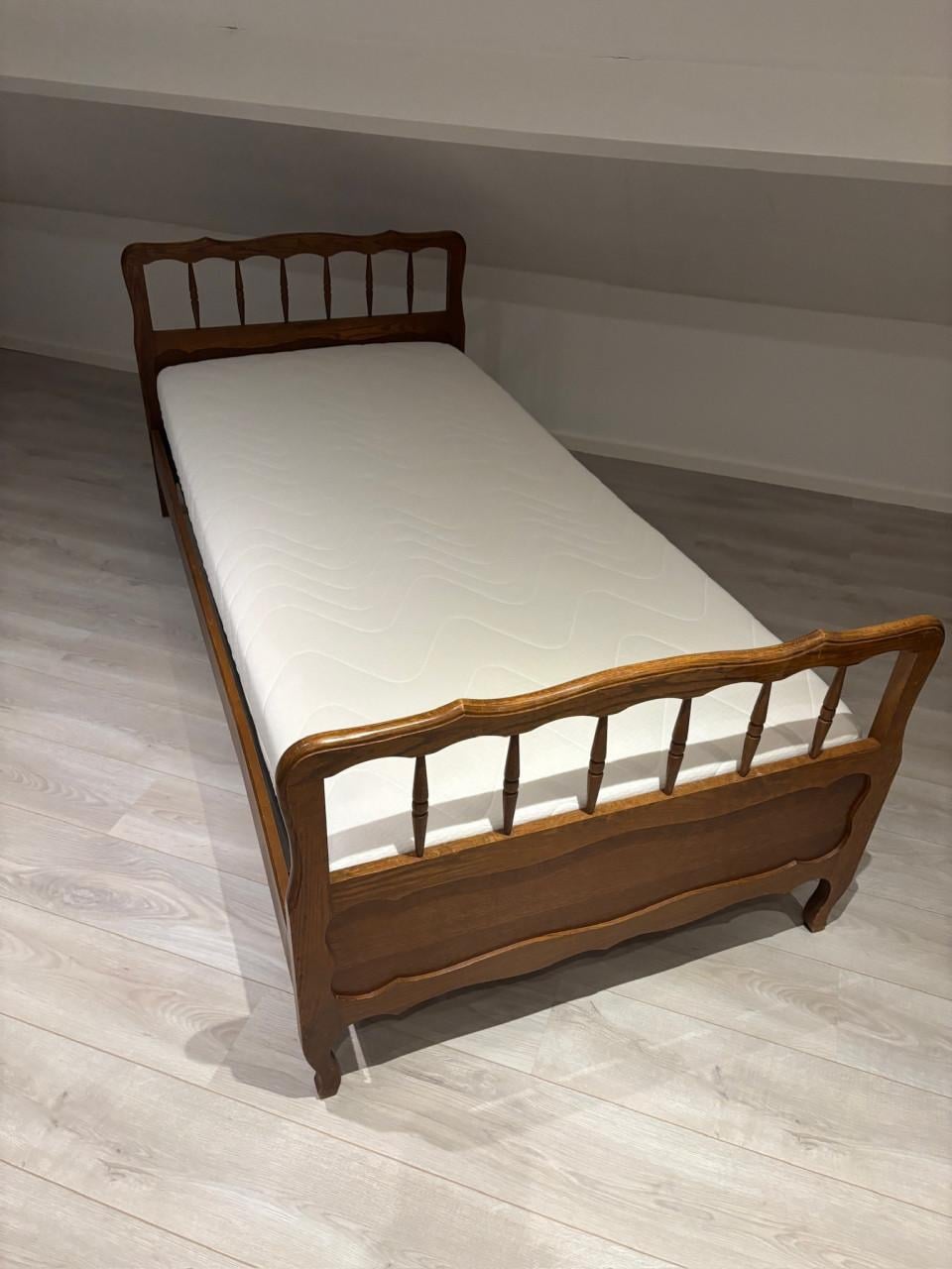 Eiken houten eenpersoonsbed + nieuw matras + nieuwe lattenbodem