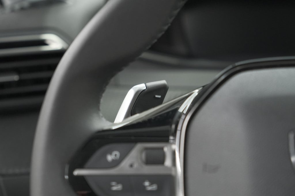 Peugeot 208 hybrid 100 e-dcs6 allure | camera | keyless entry | apple carpl