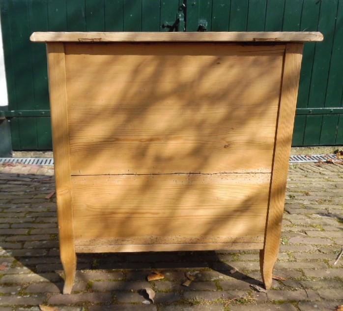 Antiek kastje grenenhout