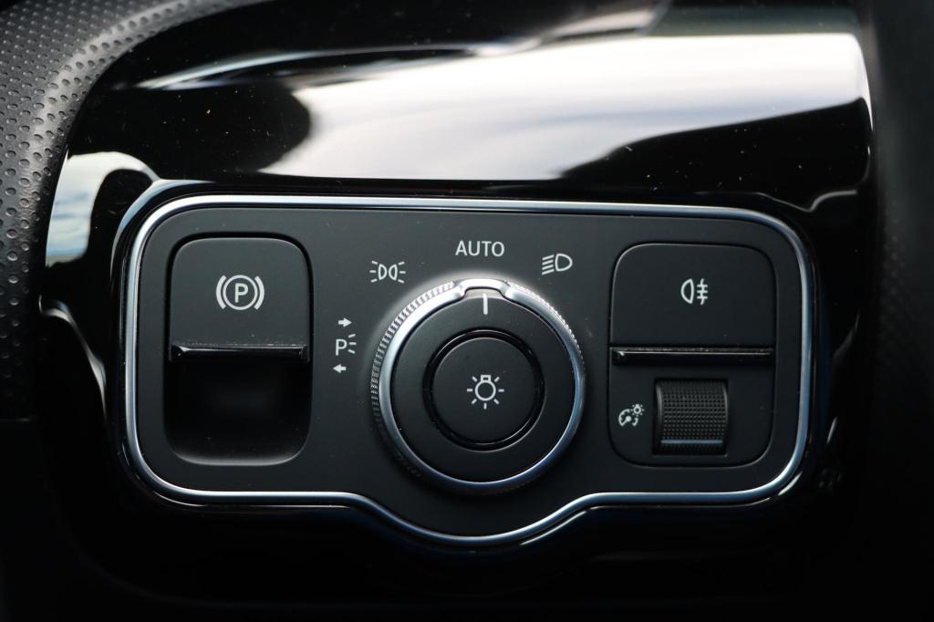 Mercedes-Benz A-Klasse 180 business solution amg 136pk automaat