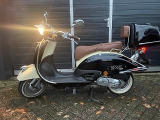 Schitterende retroscooter limited edition weinig km nu 899 euro