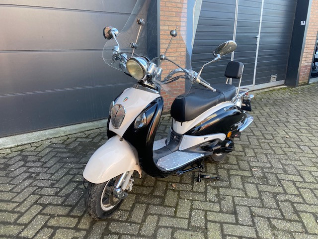 Mooie retroscooter in de beste kleur combinatie zwart /wit   nu 499