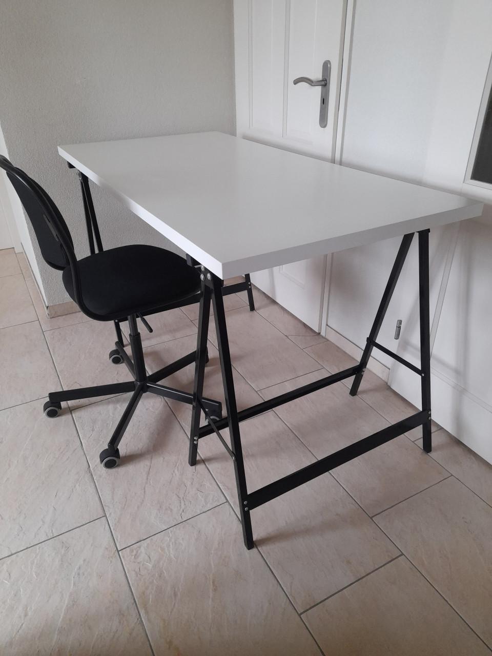 Bureau met schragen (in goede staat ) 150 x 75 x 83.5H